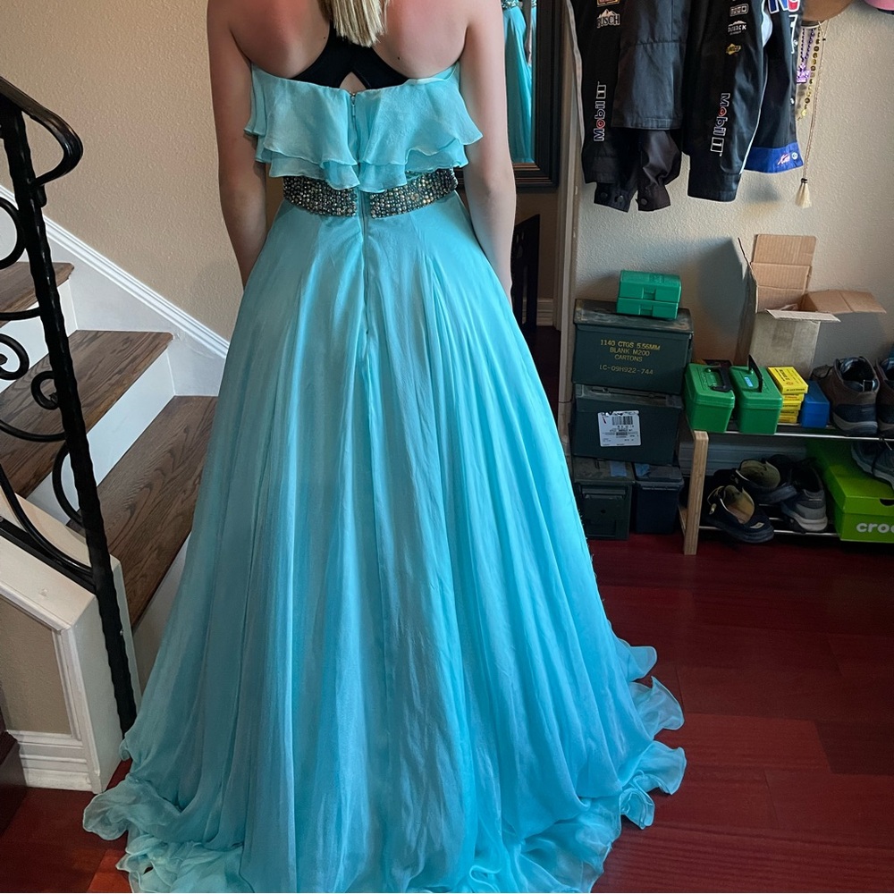 Custom dress size 6 altered down to a 0. Second owners.